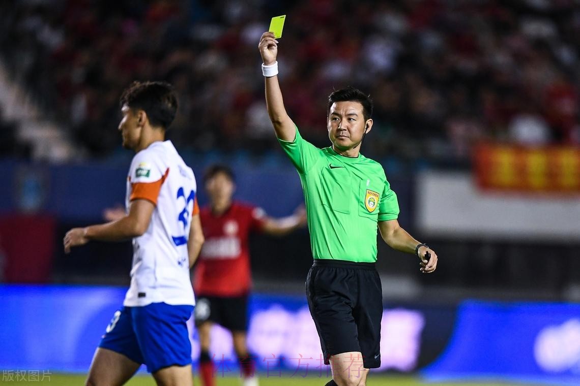 积极探索新的裁判执法技术 中超中甲联赛将引入附加助理裁判